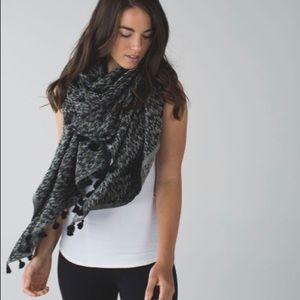 vintage lululemon sun to moon scarf (2015)
